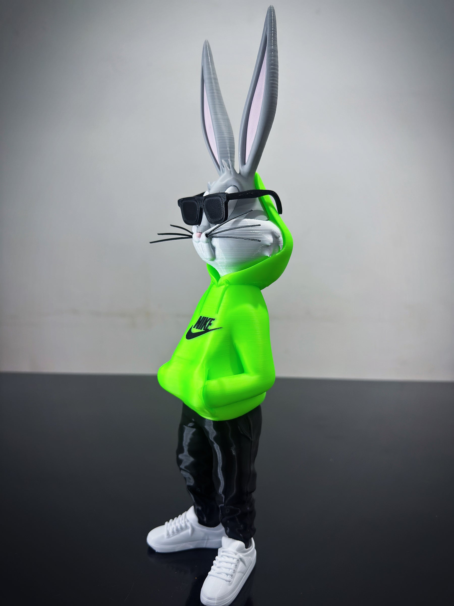 Pernalonga Urban 3D – Boneco 30cm com Blusa Nike