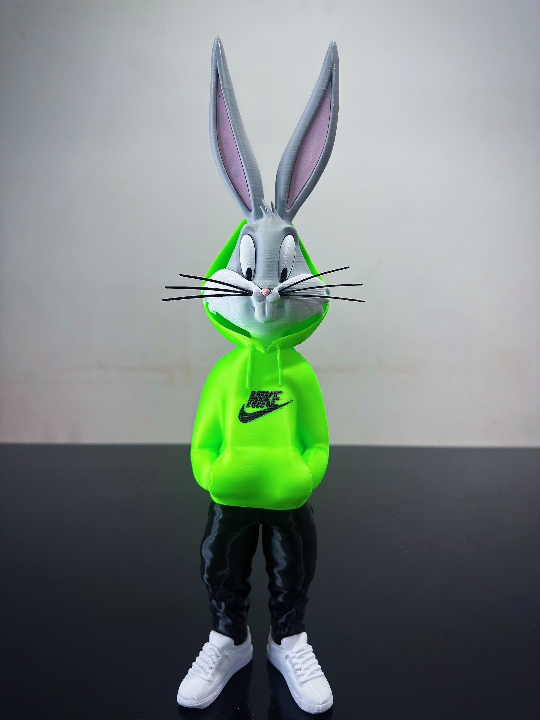 Pernalonga Urban 3D – Boneco 30cm com Blusa Nike