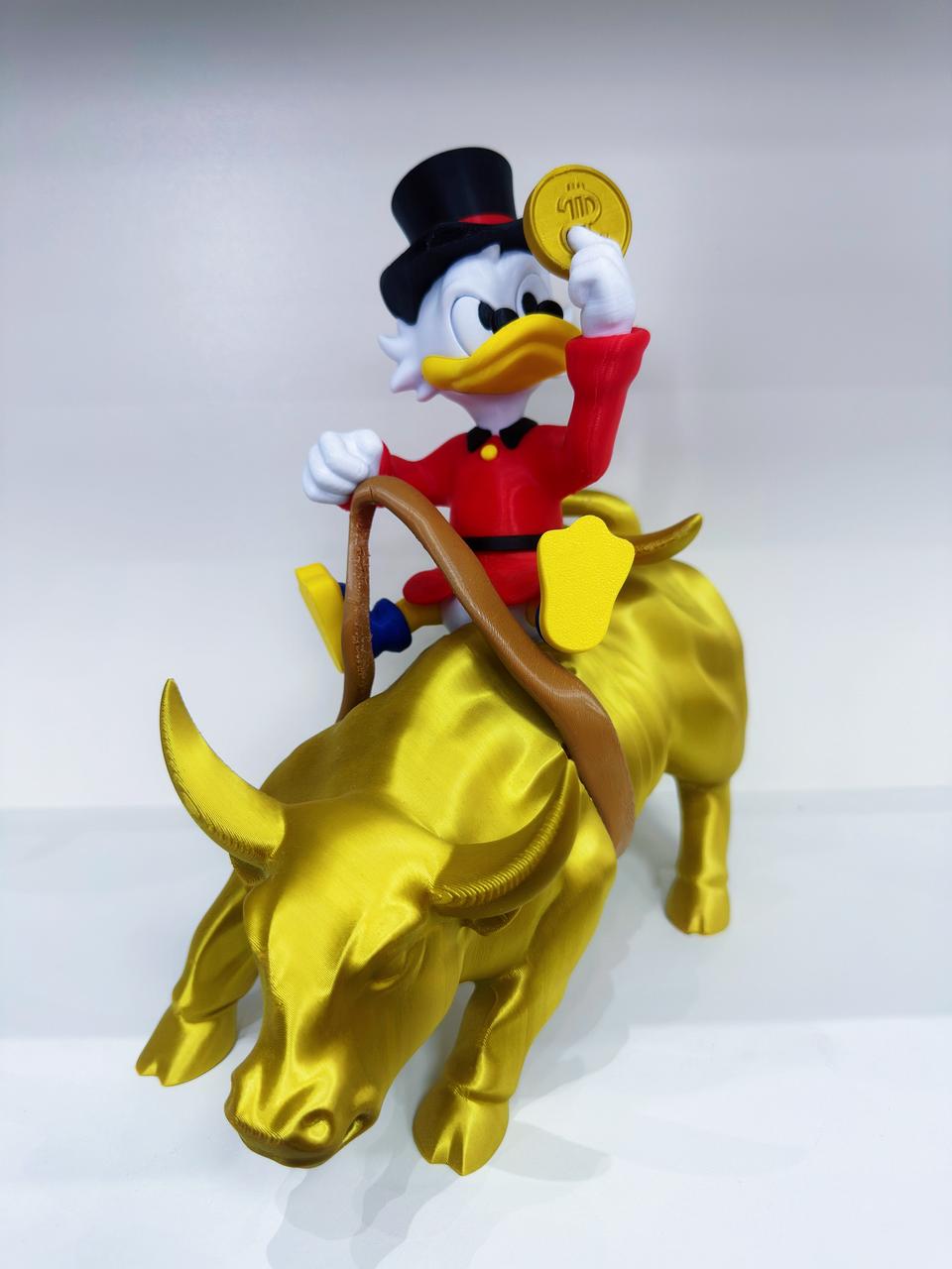 Tio Patinhas o Magnata e o Touro – Escultura Decorativa de Prosperidade