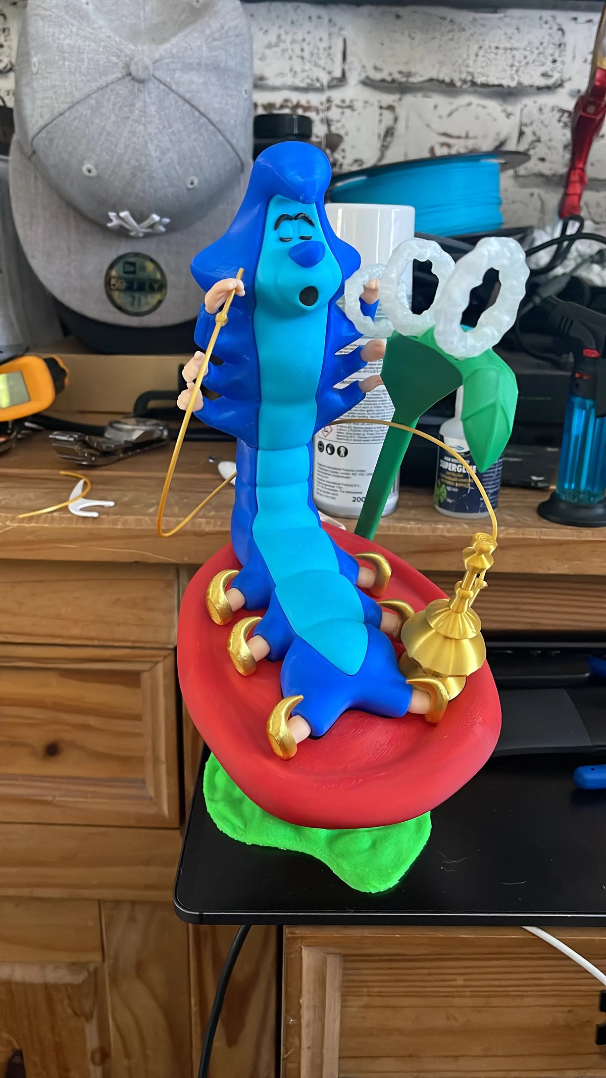 Lagarta Azul em 3D: A Mística Guia do País das Maravilhas!