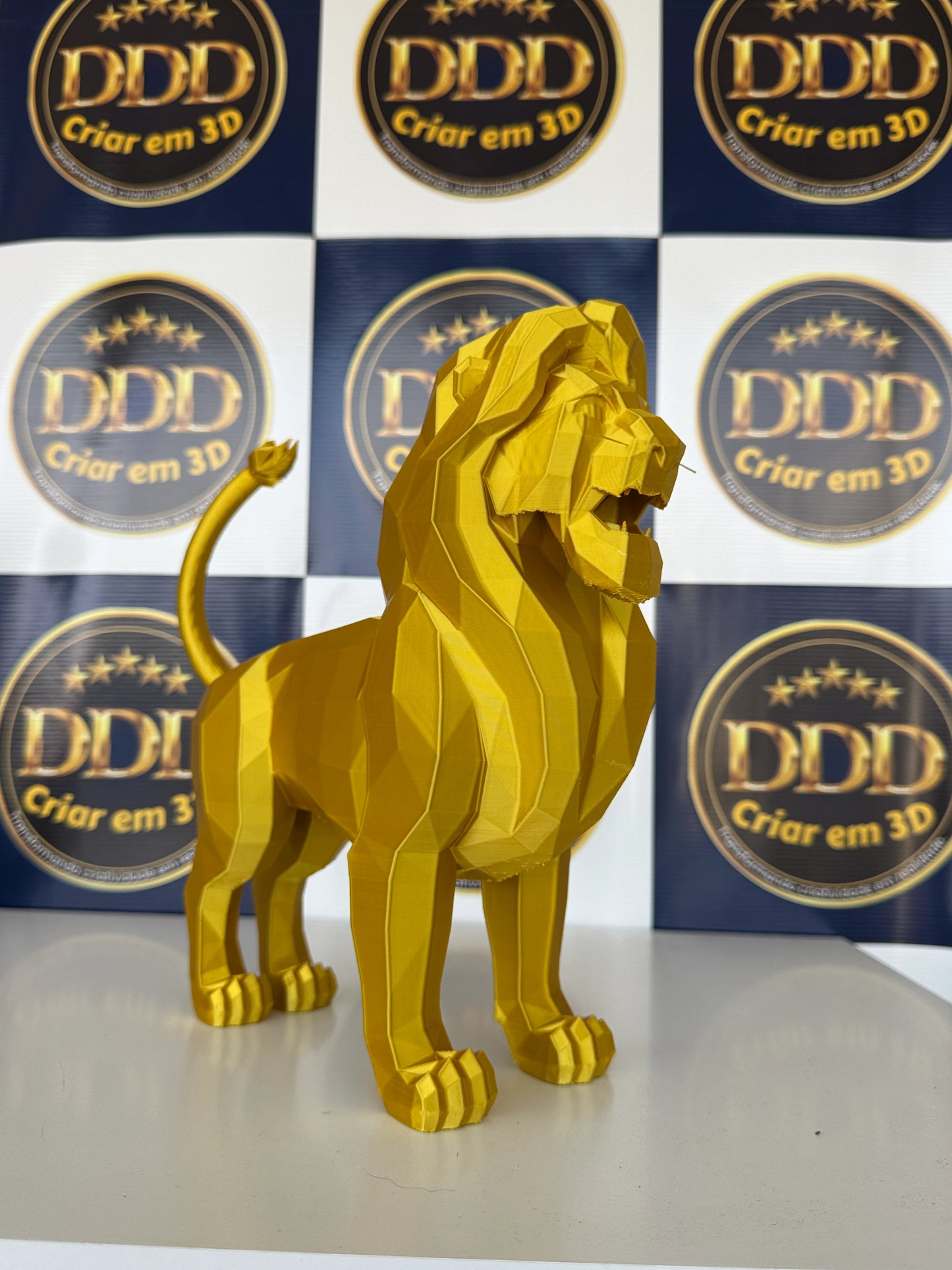 Escultura Leão Geométrico Dourado – Decoração Premium em Estilo Moderno