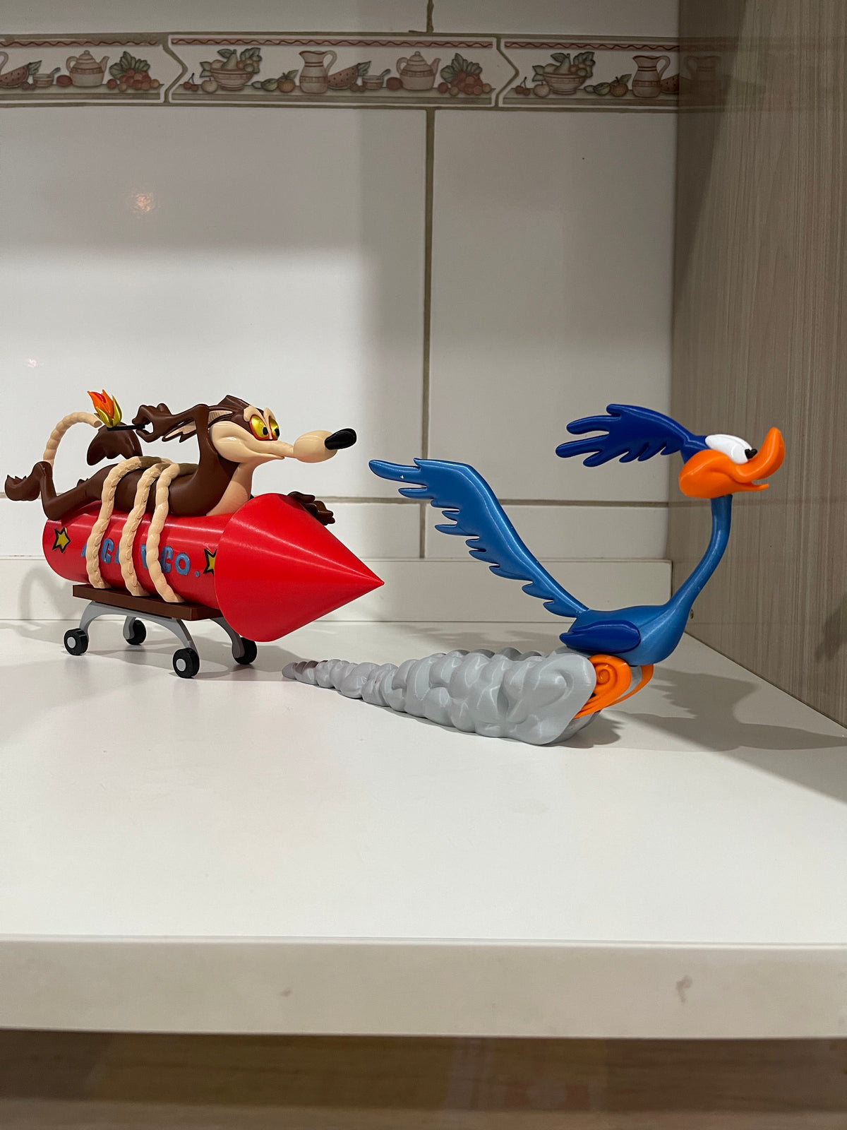 Promoção Imperdível: Bonecos 3D do Coiote e Papa-Léguas – Aventura e Diversão Garantida!