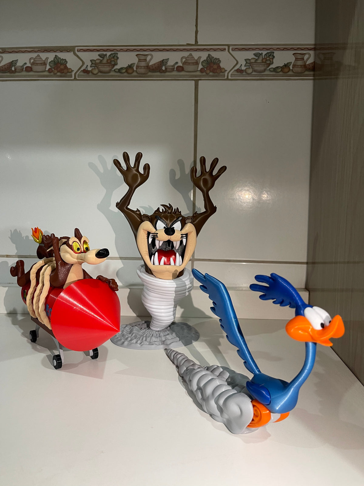 Promoção Imperdível: Leve os 3 Personagens Clássicos – Taz, Coiote e Papa-Léguas por um Preço Especial!