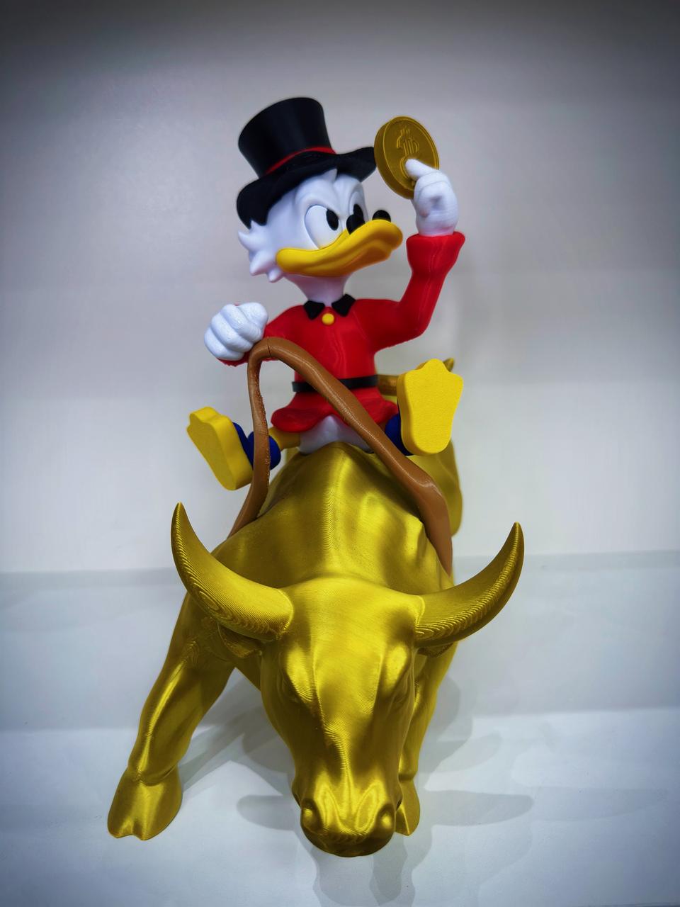 Tio Patinhas o Magnata e o Touro – Escultura Decorativa de Prosperidade