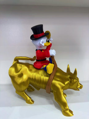 Tio Patinhas o Magnata e o Touro – Escultura Decorativa de Prosperidade