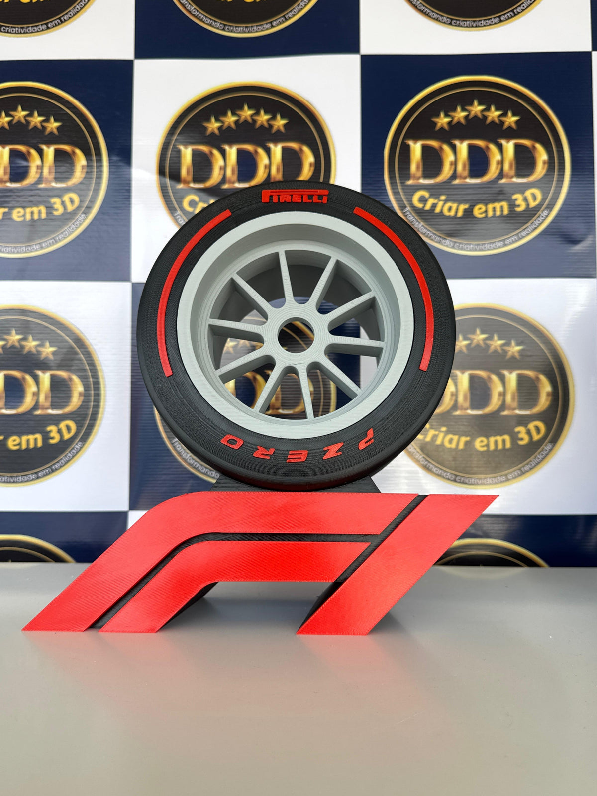 Pneus de F1 com Símbolo Oficial: Acessório Exclusivo para Fãs de Velocidade