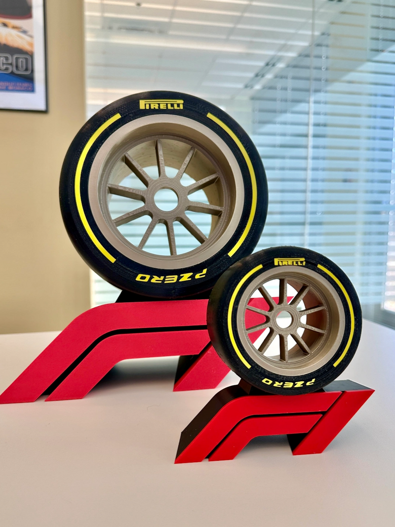 Pneus de F1 com Símbolo Oficial: Acessório Exclusivo para Fãs de Velocidade
